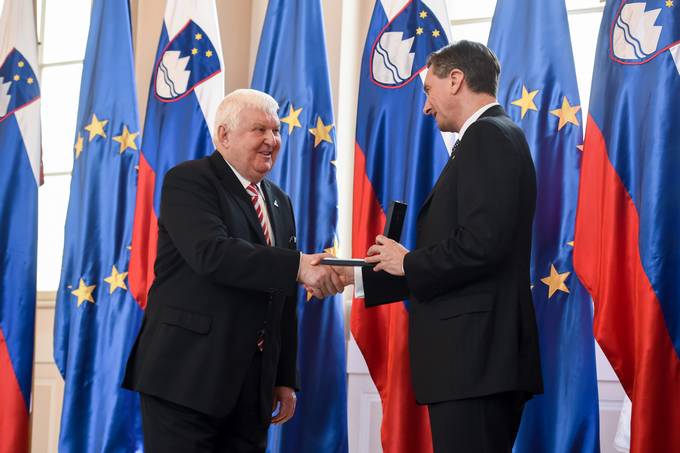 Predsednik Republike Slovenije Borut Pahor je Marjanu Terpinu vročil odlikovanje medaljo za zasluge na slovesnosti v Predsedniški palači